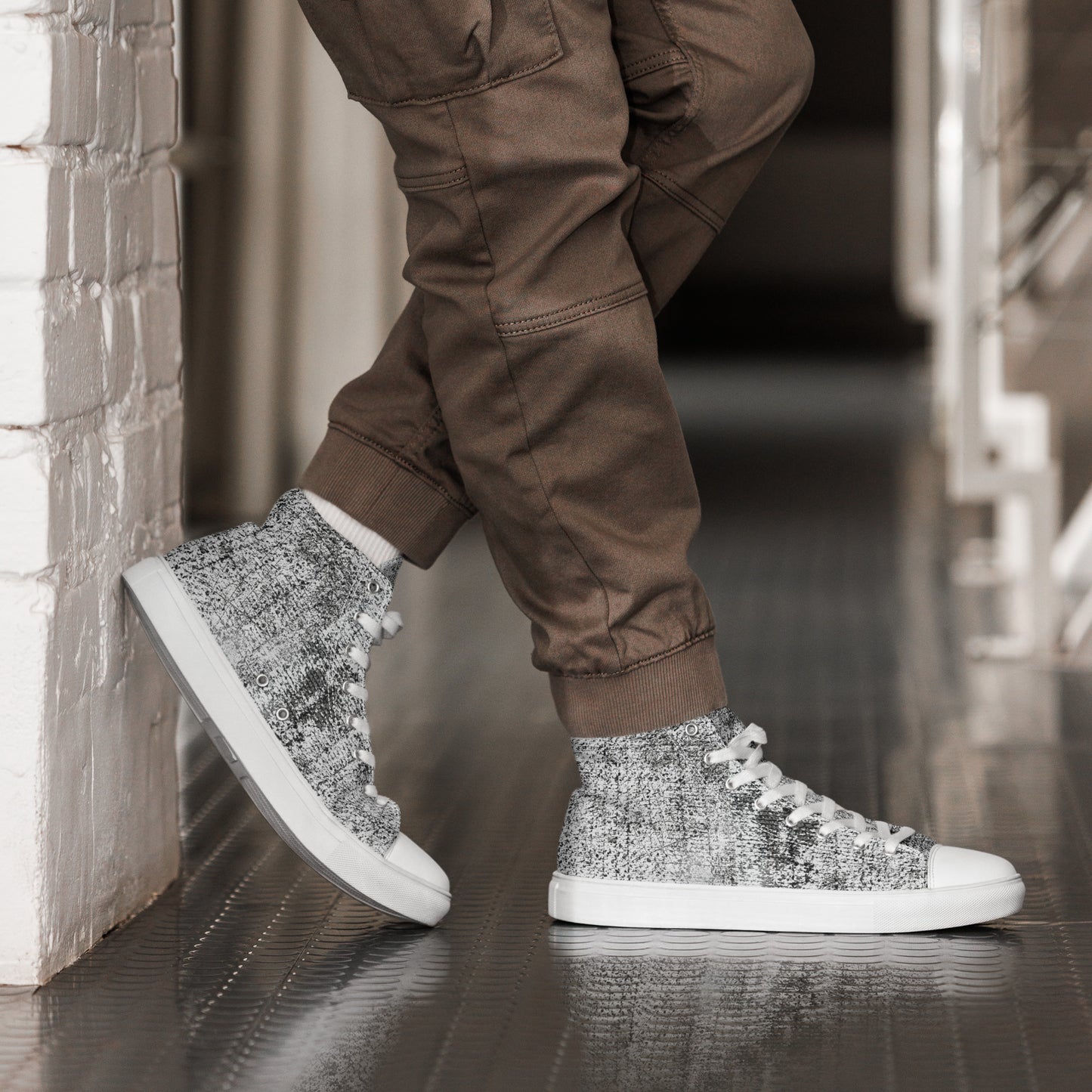 Men’s high top Distressed Pattern canvas shoes.