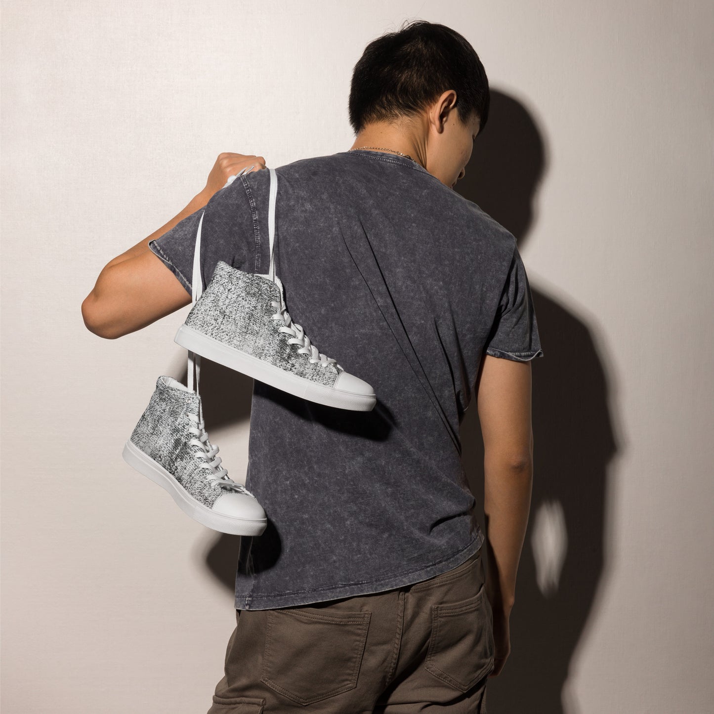 Men’s high top Distressed Pattern canvas shoes.